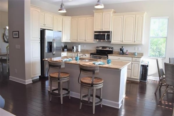 Refrigerador, microondas, horno y parrilla de estufa 