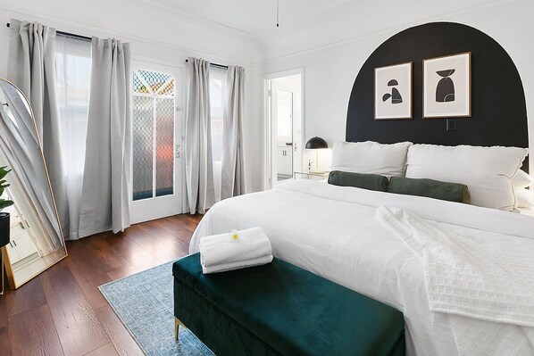 2 عدّة غرف نوم ومكتب ومكواة/لوح كي وسرير سفر