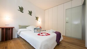 Un dormitorio con cama, mesita de noche y armario.