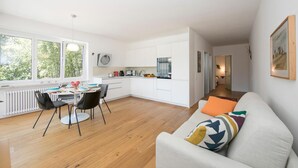 Un apartamento moderno con comedor, cocina y sala de estar.