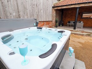 Un jacuzzi con un vaso y un perchero.