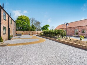 Property grounds - Fox's Den (Hull)