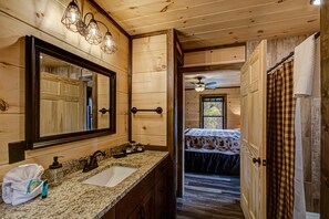 Bathroom - Honey Bear Hill #326 (Sevierville)