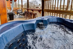 Outdoor spa tub - River Elegance #2335 (Pigeon Forge)