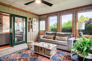 Casa, várias camas (Cosby Contemporary Cabin) | Área de estar