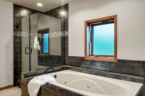 ハウス ベッド (複数台) (Cosby Contemporary Cabin) | バスルーム | バスアメニティ (無料)、タオル