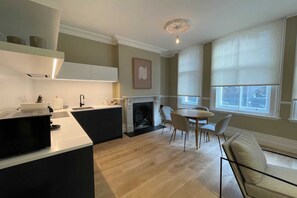Basic Apartment, 1 King Bed | Private kitchen | Fridge, microwave, oven, stovetop - Central 1 Bedroom Apartment in Farringdon (London)