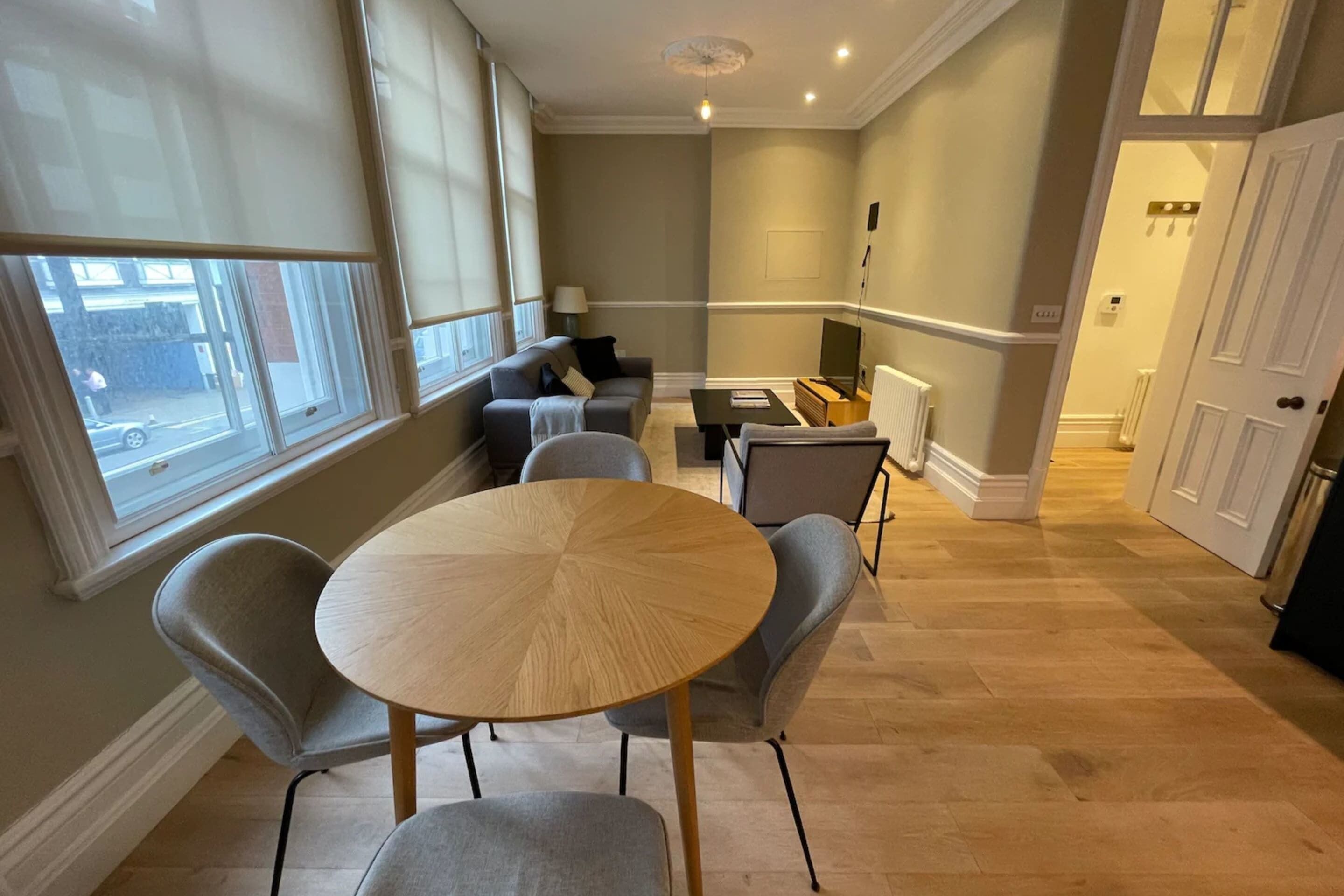 Basic Apartment, 1 King Bed | Dining