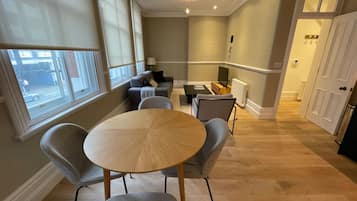 Basic Apartment, 1 King Bed | Dining
