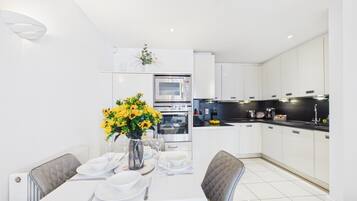 Apartment (2 Bedrooms) | Private kitchen | Microwave, oven, stovetop, dishwasher