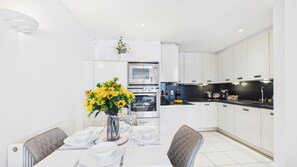 Departamento (2 Bedrooms) | Cocina privada | Microondas, horno, parrilla de estufa y lavavajillas 