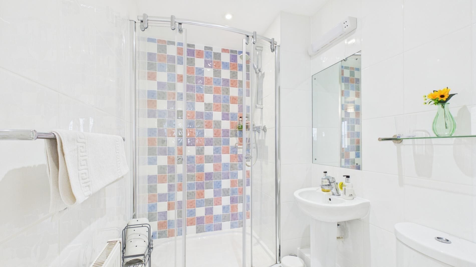 Apartment (2 Bedrooms) | Bathroom | Towels, shampoo