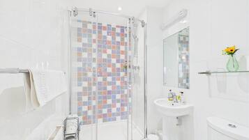 Apartment (2 Bedrooms) | Bathroom | Towels, shampoo
