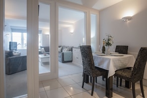 Microwave, oven, stovetop, dishwasher - Minarvon - 2 Bedroom Apartment - Saundersfoot (Saundersfoot)