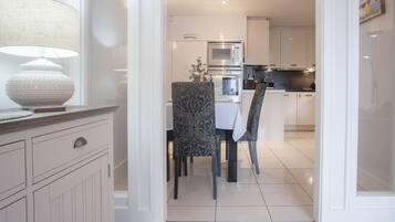 Apartment (2 Bedrooms) | Private kitchen | Microwave, oven, stovetop, dishwasher