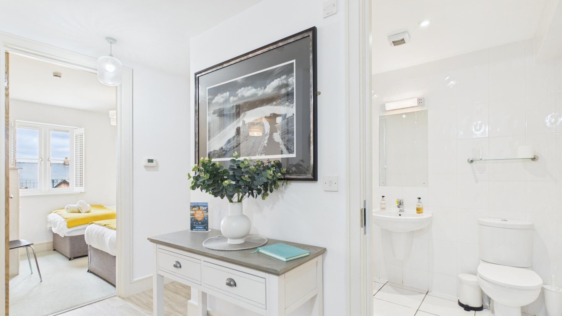 Une salle de bain moderne avec des toilettes, un lavabo et un miroir.
