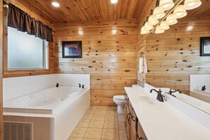 House, Multiple Beds (ROCKY TOP VIEWS #668) | Bathroom