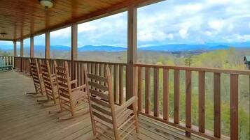 House, Multiple Beds (ROCKY TOP VIEWS #668) | Property grounds