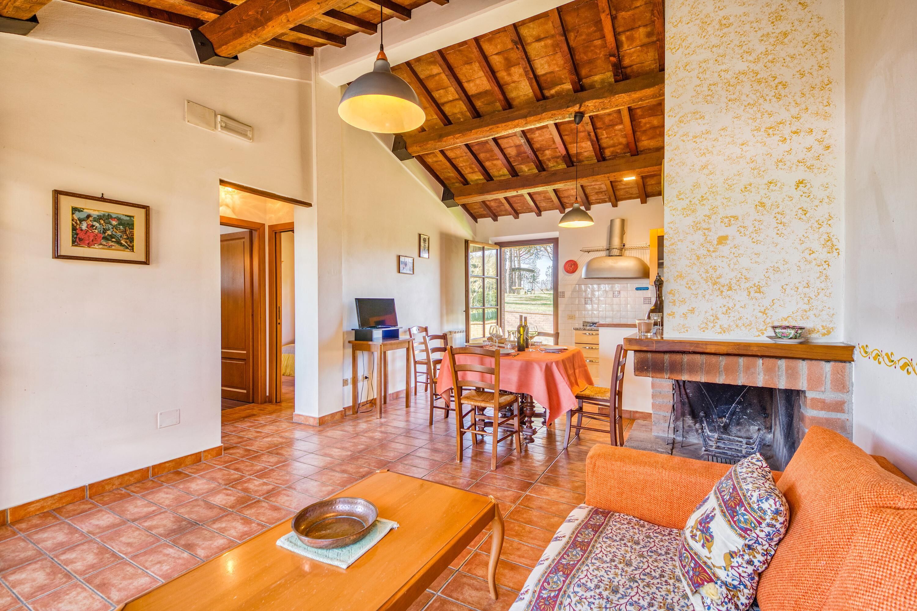 Uma sala ampla com lareira, mesa de jantar e um espaço de estar aconchegante.