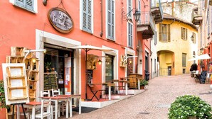 Une rue pavée avec des tables en terrasse et un restaurant appelé « 29 Felix ».