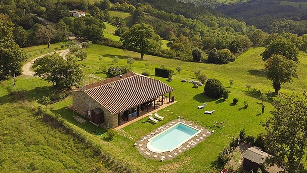 A stone house with a tiled roof, a swimming pool, and a garden with a gazebo. - Villa Borgiano in Scansano (Scansano)