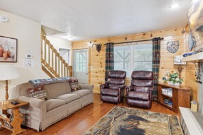 House, Multiple Beds (Around The Bend #329) | Living area - Around The Bend #329 (Sevierville)