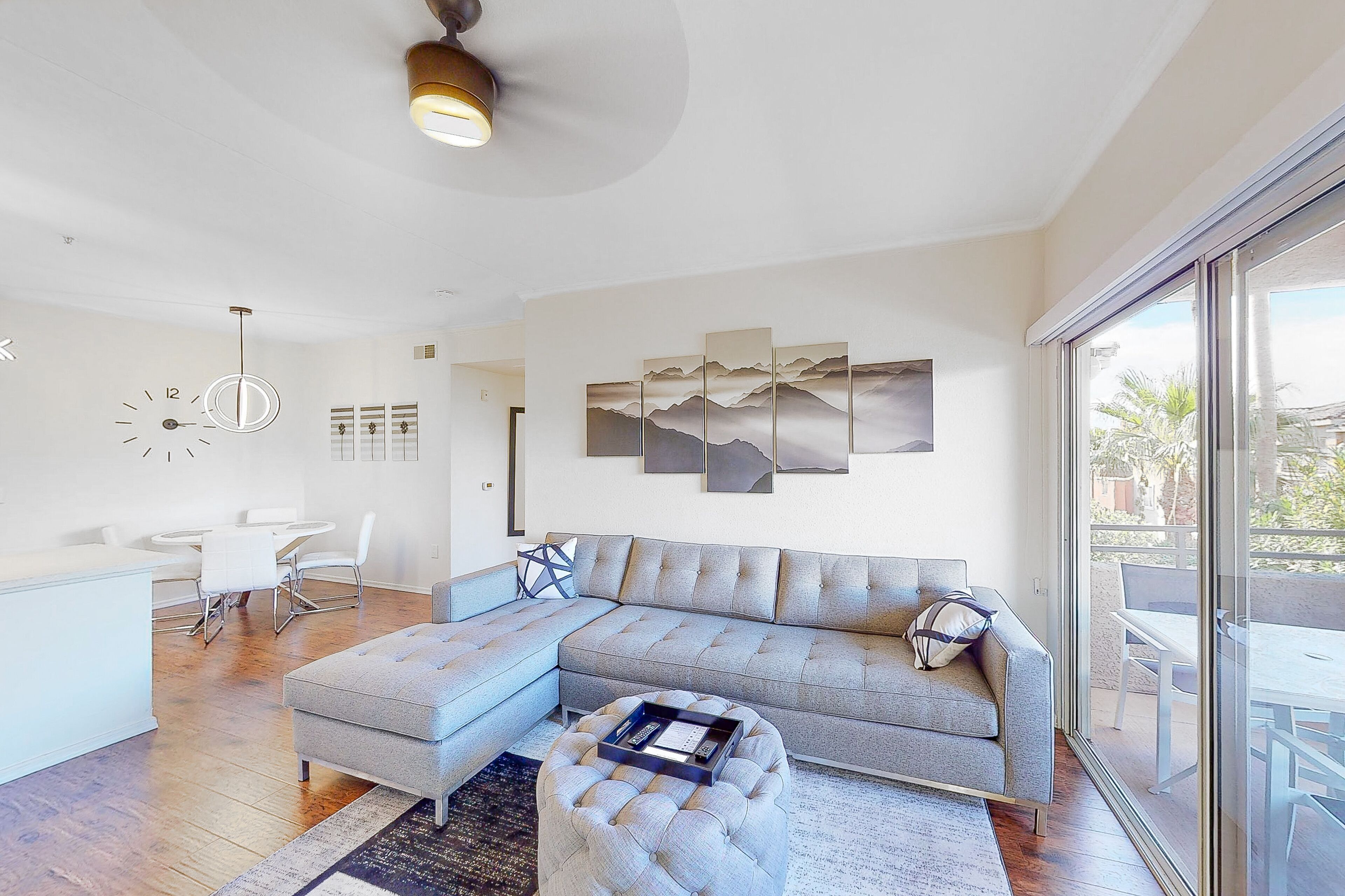 Pristine condo with a putting green, two pools, hot tub, & fitness room