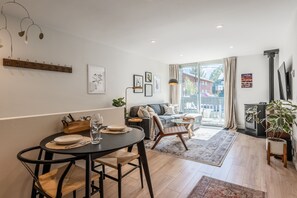 TV, fireplace - Remodeled and Centrally Located One-Bedroom Condo (Mammoth Lakes)