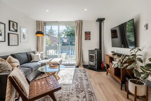 TV, fireplace - Remodeled and Centrally Located One-Bedroom Condo (Mammoth Lakes)