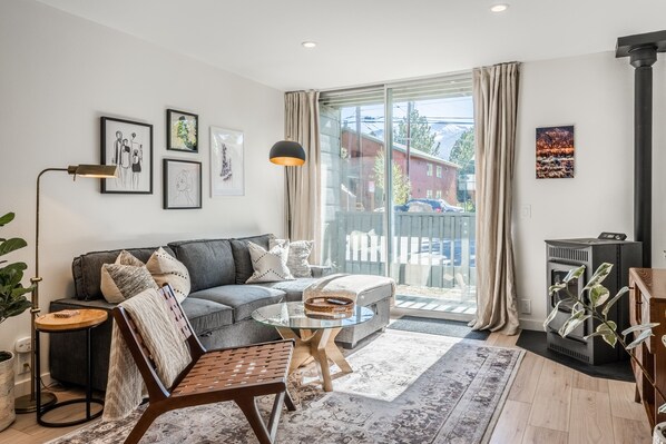 TV, fireplace - Remodeled and Centrally Located One-Bedroom Condo (Mammoth Lakes)