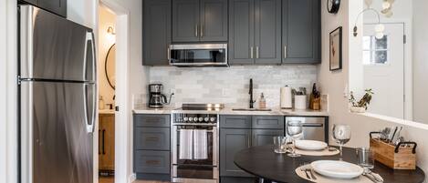 Réfrigérateur, micro-ondes, four, plaque de cuisson