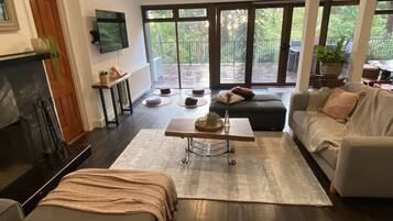 Smart TV, fireplace, DVD player, table tennis