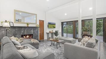 Smart TV, fireplace, DVD player, ping pong