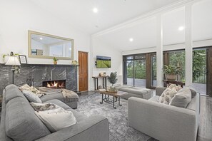 Smart TV, fireplace, DVD player, table tennis