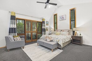 5 dormitorios, escritorio, tabla de planchar con plancha y cuna de viaje