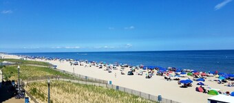 Charming, family Beach House w/ private pool. Minutes to beaches and shopping!