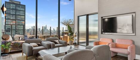 Una televisión, un reproductor estéreo, una oficina