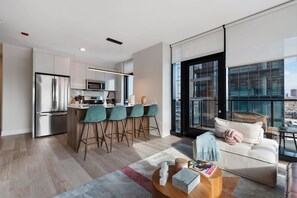 TV, stereo, offices - Premium 2BR with City Views + Easy Access (Chicago)