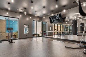 Fitness facility - West Loop Balconied 2BR for Upscale Tours (Chicago)