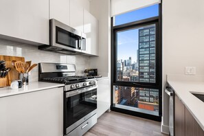 Coffee/tea maker, fridge, microwave, oven - City Views + Walk to Dining, Ideal for All (Chicago)