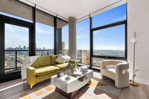 TV, strømmetjenester, stereoanlegg og kontorer