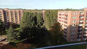 Ein Wohnkomplex mit mehreren Mehrfamilienhäusern, umgeben von Bäumen und Grünflächen.