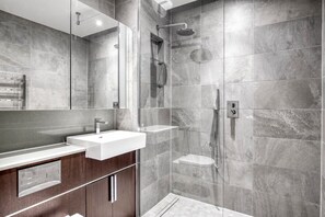 Hair dryer, towels - New Build Nine Elms 2BR w/ Balcony, next to Tube, by Blueground (London)