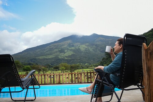 Stunning Volcano View! Large Home & Pet Friendly!