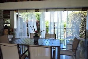 Outdoor dining - Stunning Volcano View • Private Pool • Near Hot Springs • Pet Friendly (Mogote de Bagaces)