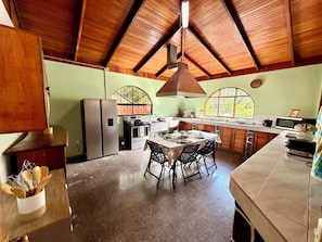 Fridge, microwave, oven, stovetop - Stunning Volcano View • Private Pool • Near Hot Springs • Pet Friendly (Mogote de Bagaces)