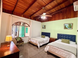 4 bedrooms, free WiFi, bed sheets - Stunning Volcano View • Private Pool • Near Hot Springs • Pet Friendly (Mogote de Bagaces)