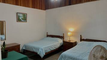 4 bedrooms, desk, free WiFi, bed sheets