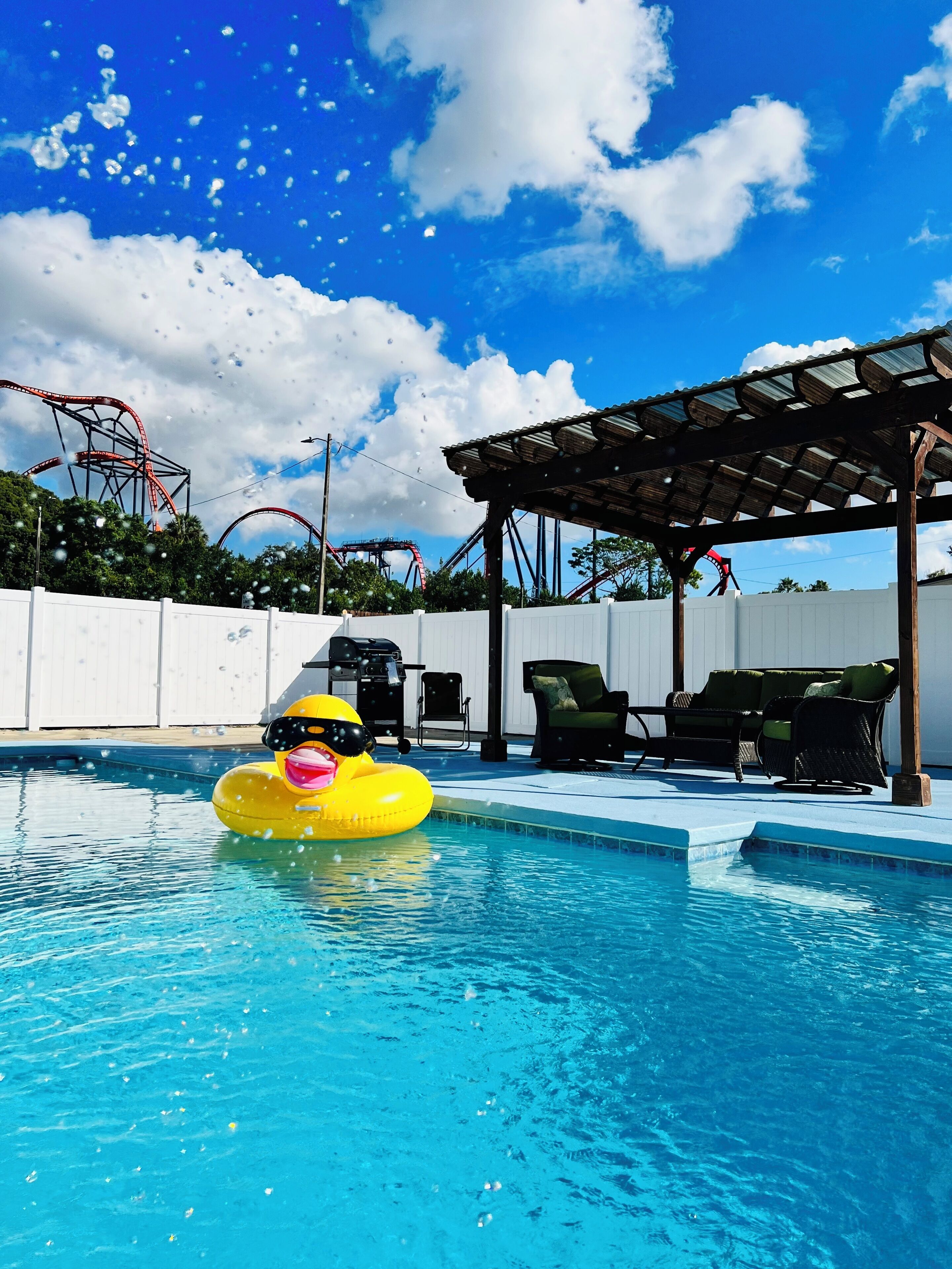 室外游泳池，恒温泳池