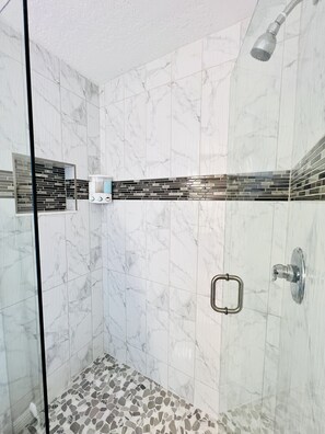 Dusche, Haartrockner, Handtücher, Seife